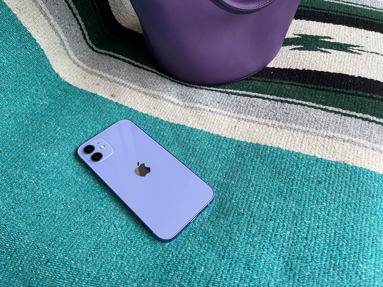爽やかな紫に心奪われる Iphone 12の新色パープル 実機動画 Engadget 日本版