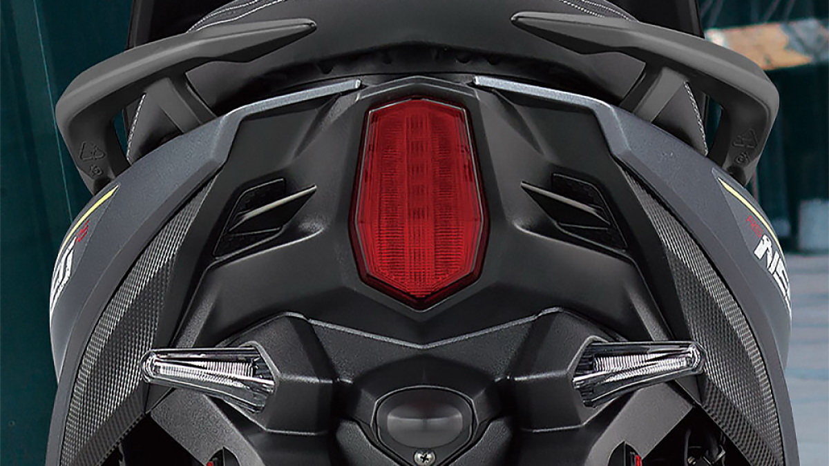 圖／2021 Yamaha RS NEO 125 FI UBS 配備R系列專屬的縱列式LED尾燈，不僅視覺上獨特，夜間也擁有明確辨識度。