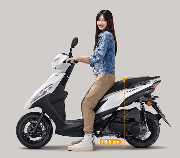 圖／2021 Yamaha Jog 125 FI UBS特別採73.5 cm超低車身設計，就算是身材嬌小的女士也能輕鬆踏地。