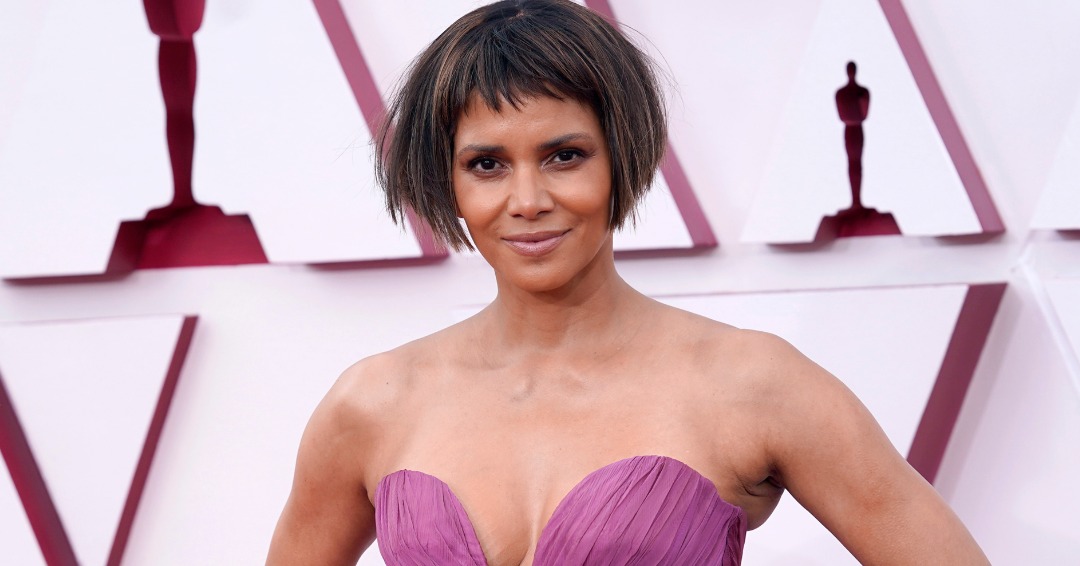 Halle Berry's Oscars 2021 Red Carpet Dress & New Haircut Are Everything