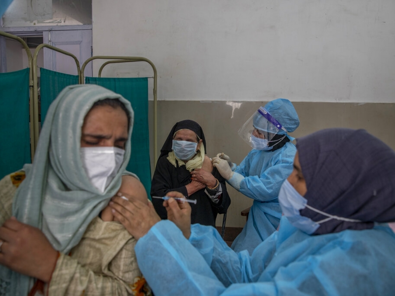 印度新增近38萬人染疫 不少人投訴未能登記接種疫苗
