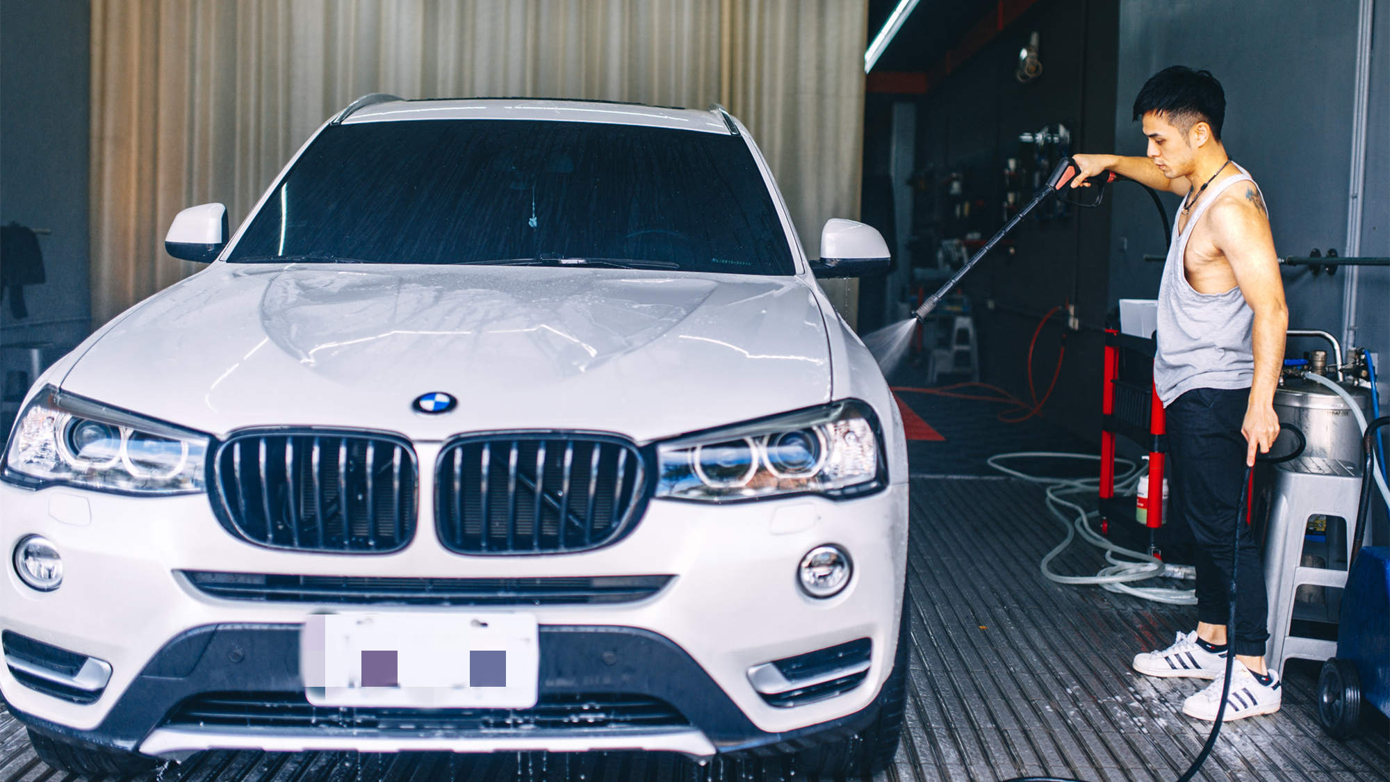 【名人聊愛車】暢銷作家敷米漿轉型經營洗車場，加拿大購入BMW X3，三點推薦：好操控、快又穩、方向盤跟座椅有加熱功能！