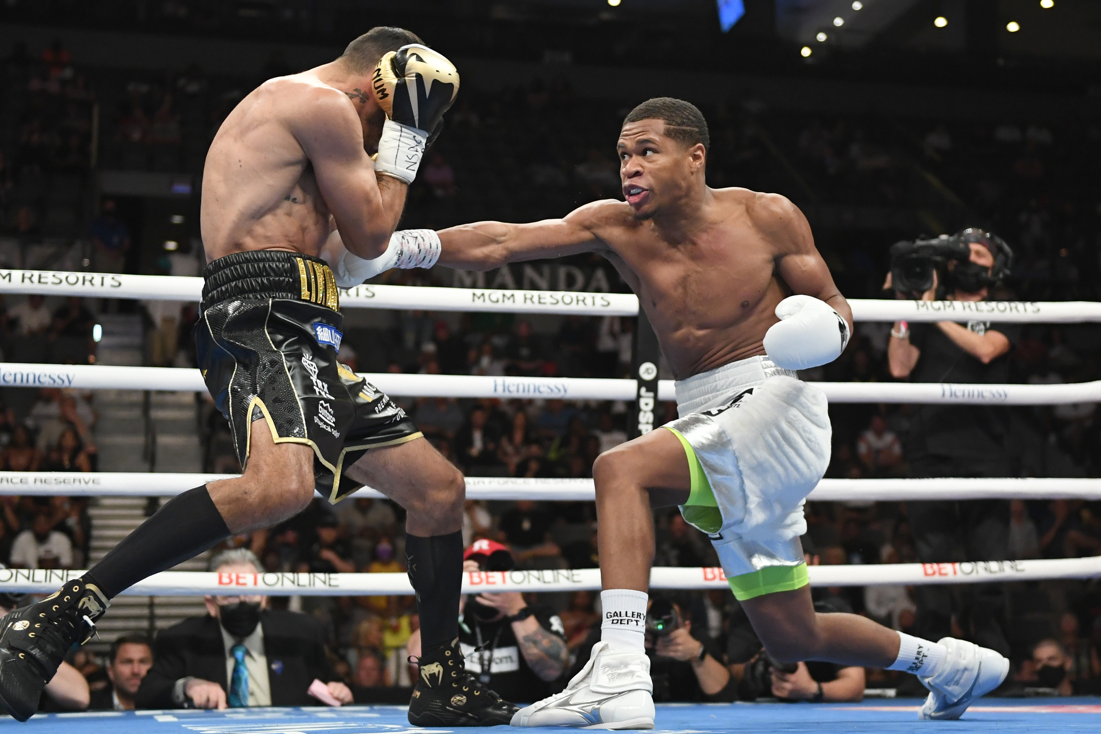 Devin Haney survives late spurt from Jorge Linares, retains WBC lightweight title