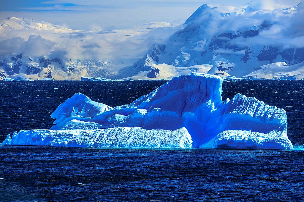 南極洲 (Photo by Murray Foubister, License: CC BY 2.0, Wikimedia Commons提供, 圖片來源commons.wikimedia.org/wiki/File:Another_spectacular_cruise_northward_along_the_NW_coast_of_the_Antarctic_Peninsula._(25385467883).jpg)