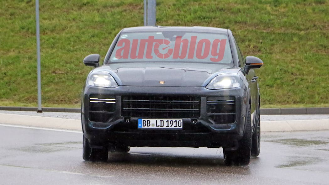 圖／由於這次間諜照偽裝的程度非常低，可明顯看出2022 Porsche Cayenne Coupe車型輪廓，無論是車頭水箱護罩或前氣壩都充滿氣勢。