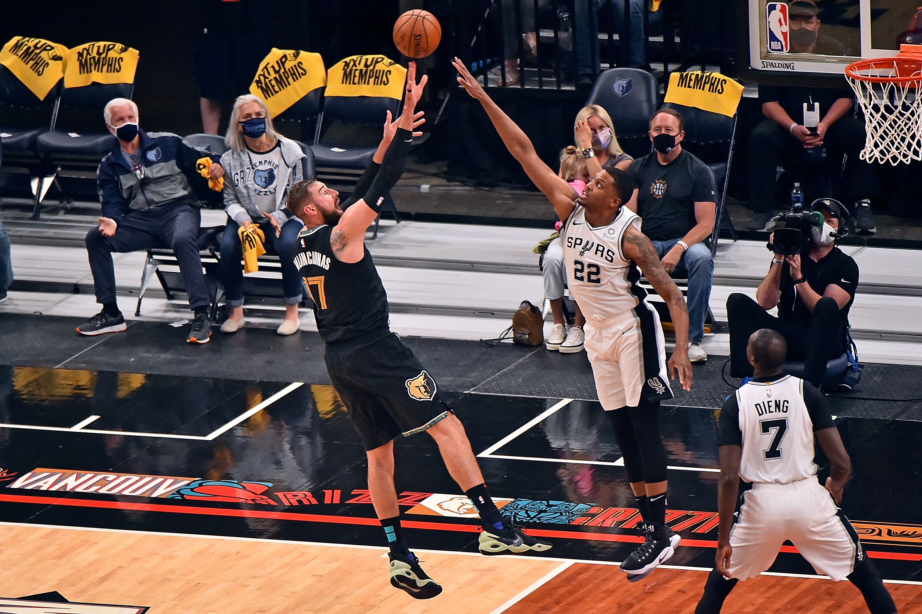 Jonas Valanciunas（出手者）在附加賽繳出不凡成績。（Photo by Justin Ford/Getty Images）