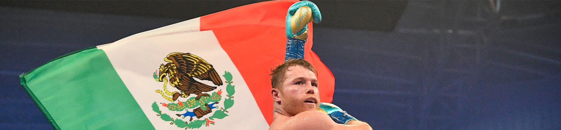 Canelo Álvarez ondea la bandera mexicana