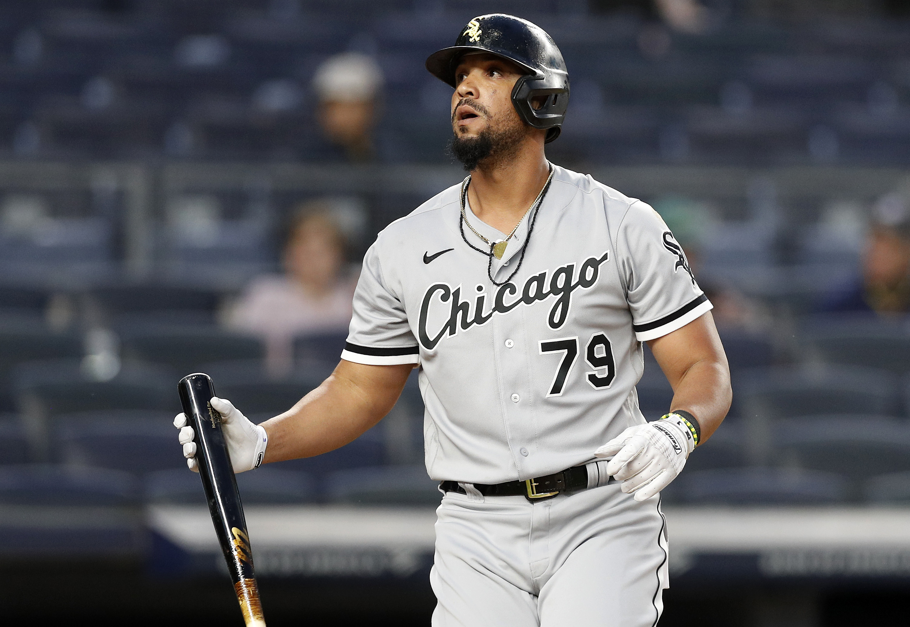 MLB: Ump hits White Sox 1B Jose Abreu with baseball bat