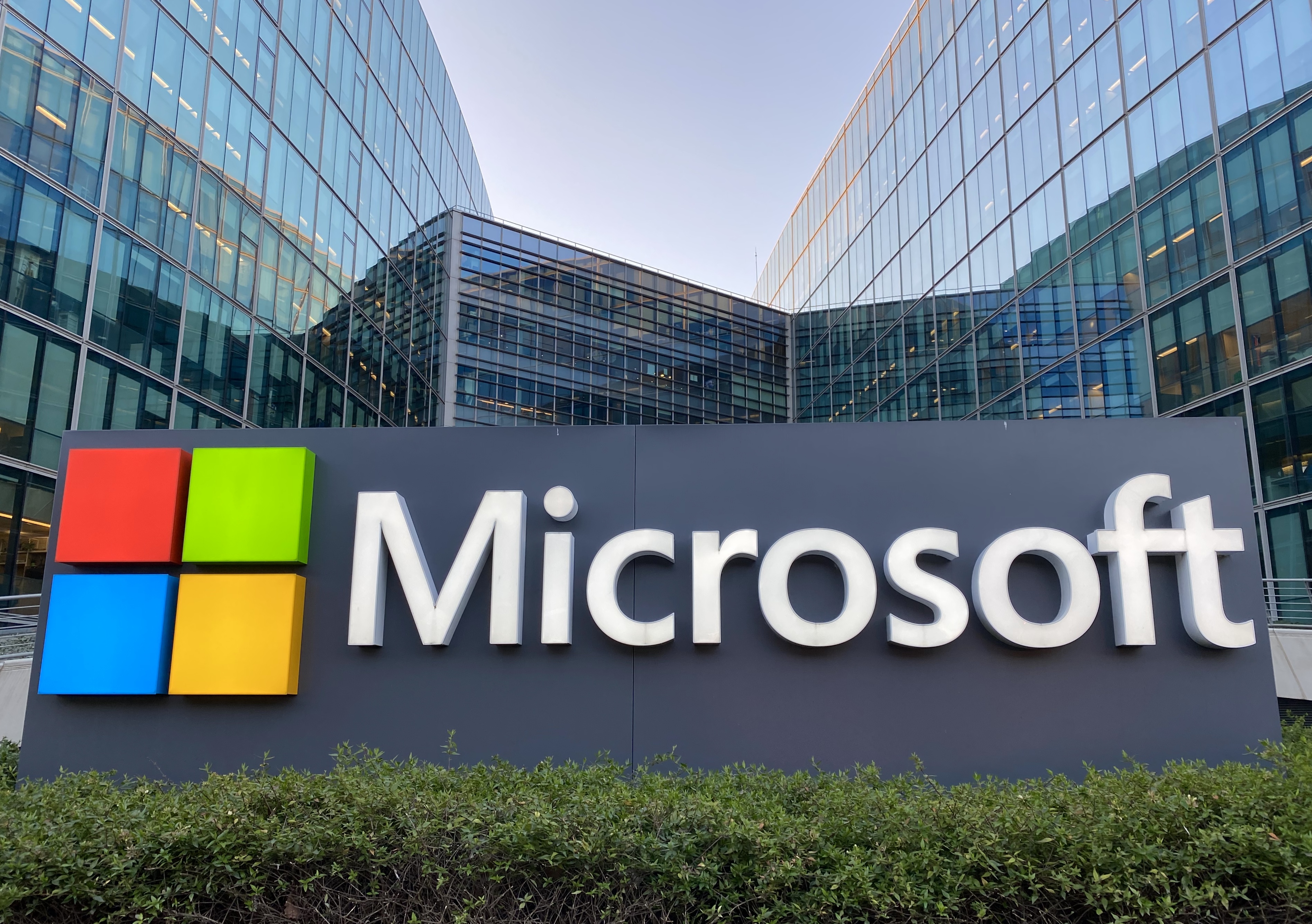 Microsoft and Okta are investigating potential attacks by the Lapsus$ hacking gr..