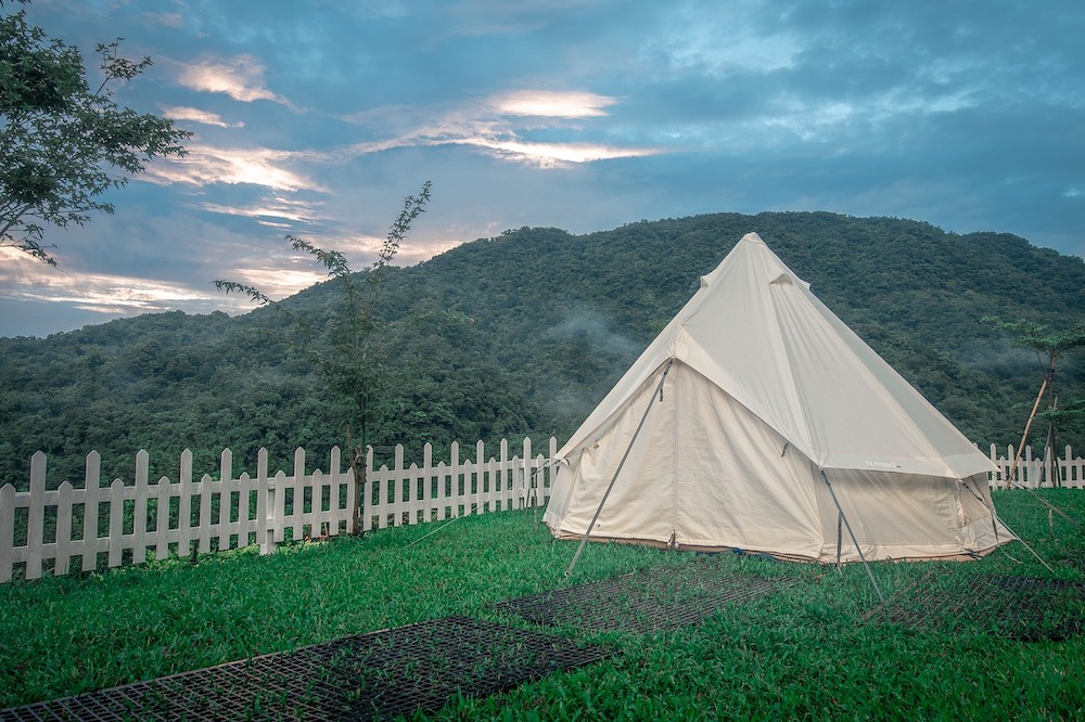 免裝備露營幫你把帳棚都搭好（Photo Credit: Taiwan-Thor@pixabay.com, License CC0，圖片來源：https://pixabay.com/zh/photos/camping-tent-turbo-tent-tents-3701738/）
