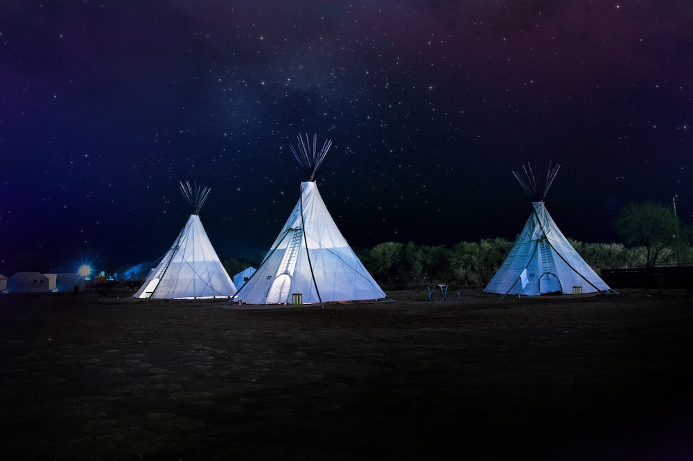 露營帳的種類多不勝數（Photo Credit: Free-Photos@pixabay.com, License CC0，圖片來源：https://pixabay.com/zh/photos/teepee-night-sky-stars-camping-1149402/）