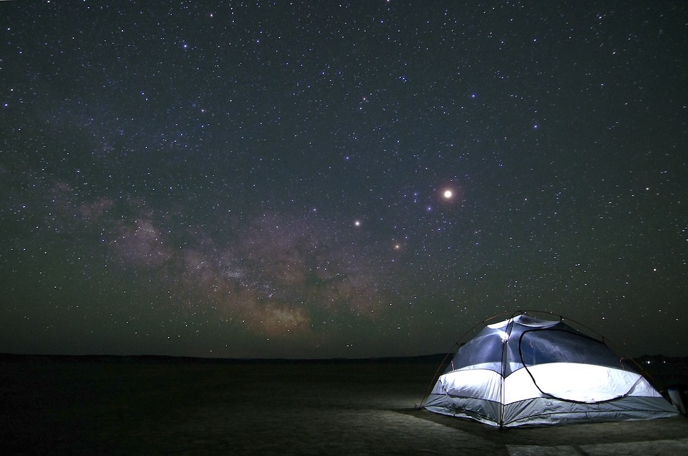 夜晚的帳棚涼風徐徐，別有一番意境（Photo Credit: Pexels@pixabay.com, License CC0，圖片來源：https://pixabay.com/zh/photos/camping-constellation-cosmos-dark-1845906/）