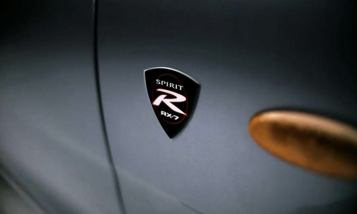 此次的新 R 商標其實和過去經典 RX-7 Spirit R 標誌相當神似。