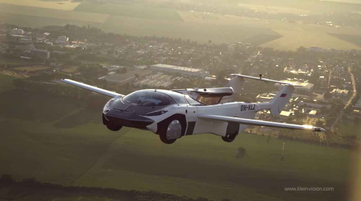 圖／只需要按一下按鈕，AirCar就能在3分鐘之內從跑車變身成飛機，當翱翔在天際有股科幻片在眼前上演的既視感。(圖片：Klein Vision)