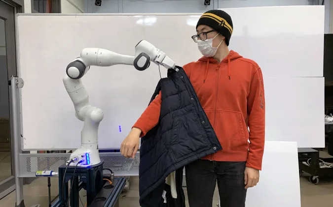 MIT、人の着替えを手伝えるロボットを開発。人に接触しても安全にタスクを継続