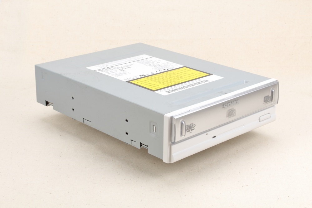 DVD-R/RWとDVD+R/RWの両方に対応した初のドライブ「DRU-500A」：スイートメモリーズ File067