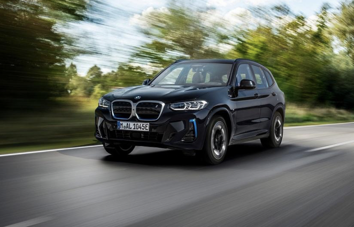 電動休旅市場越來越競爭，BMW 把剛滿產品週期一年的 iX3，推出最新小改款。