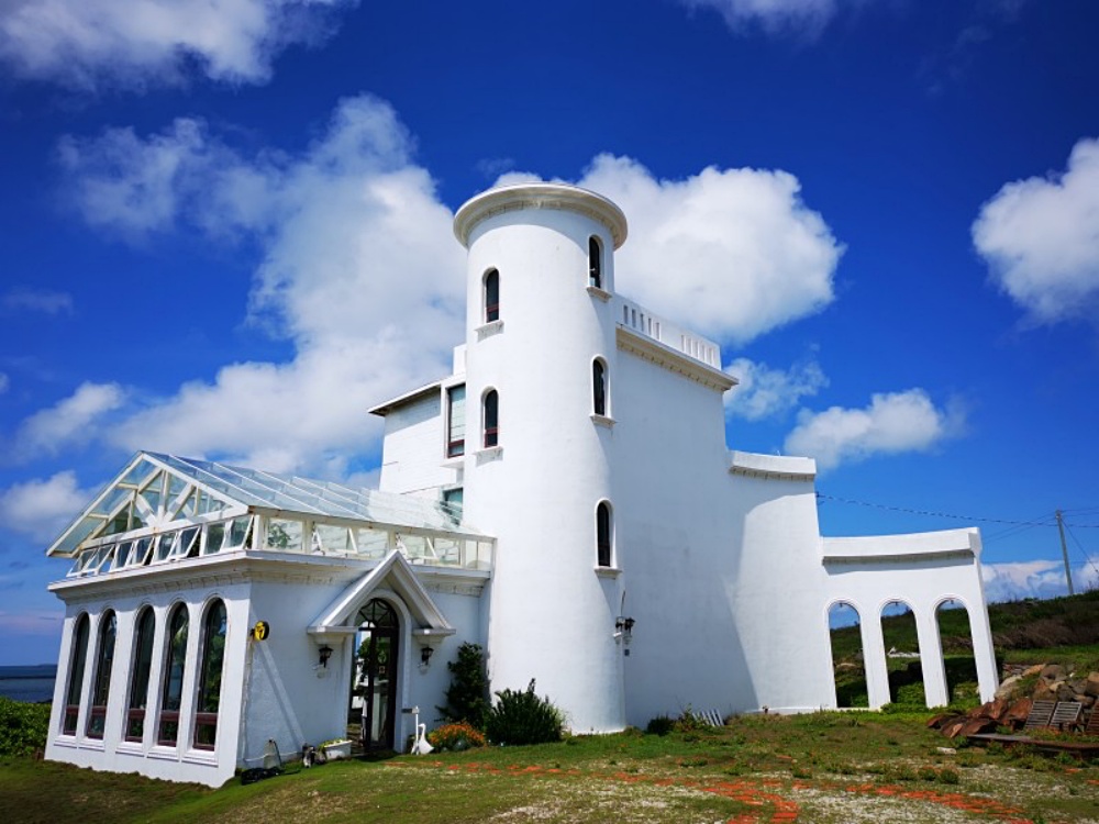 白色建築宛如一座佇立島嶼的城堡