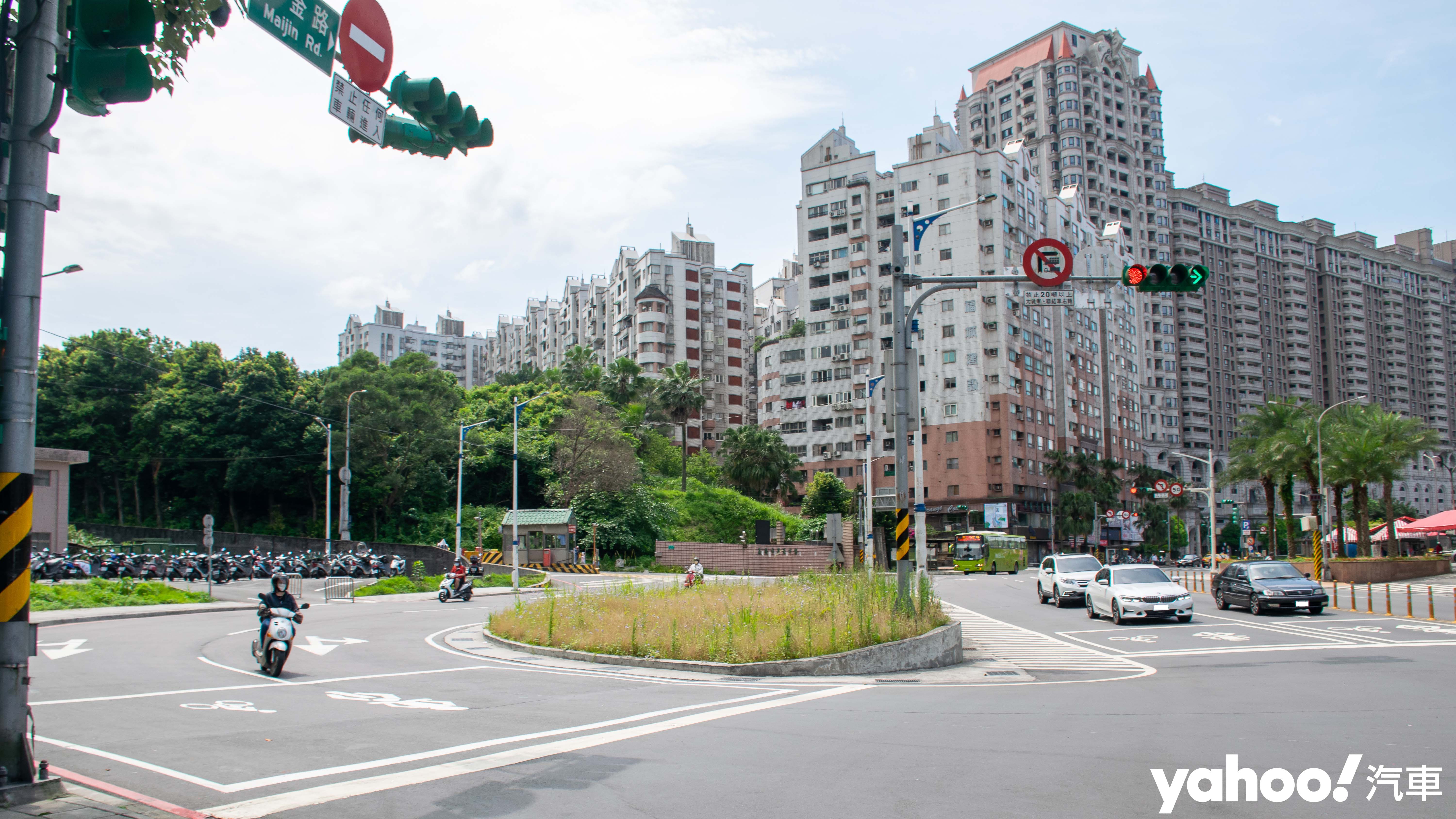 
圓環逆著走、汽車也待轉？怪奇道路事件簿基隆篇Part 1！