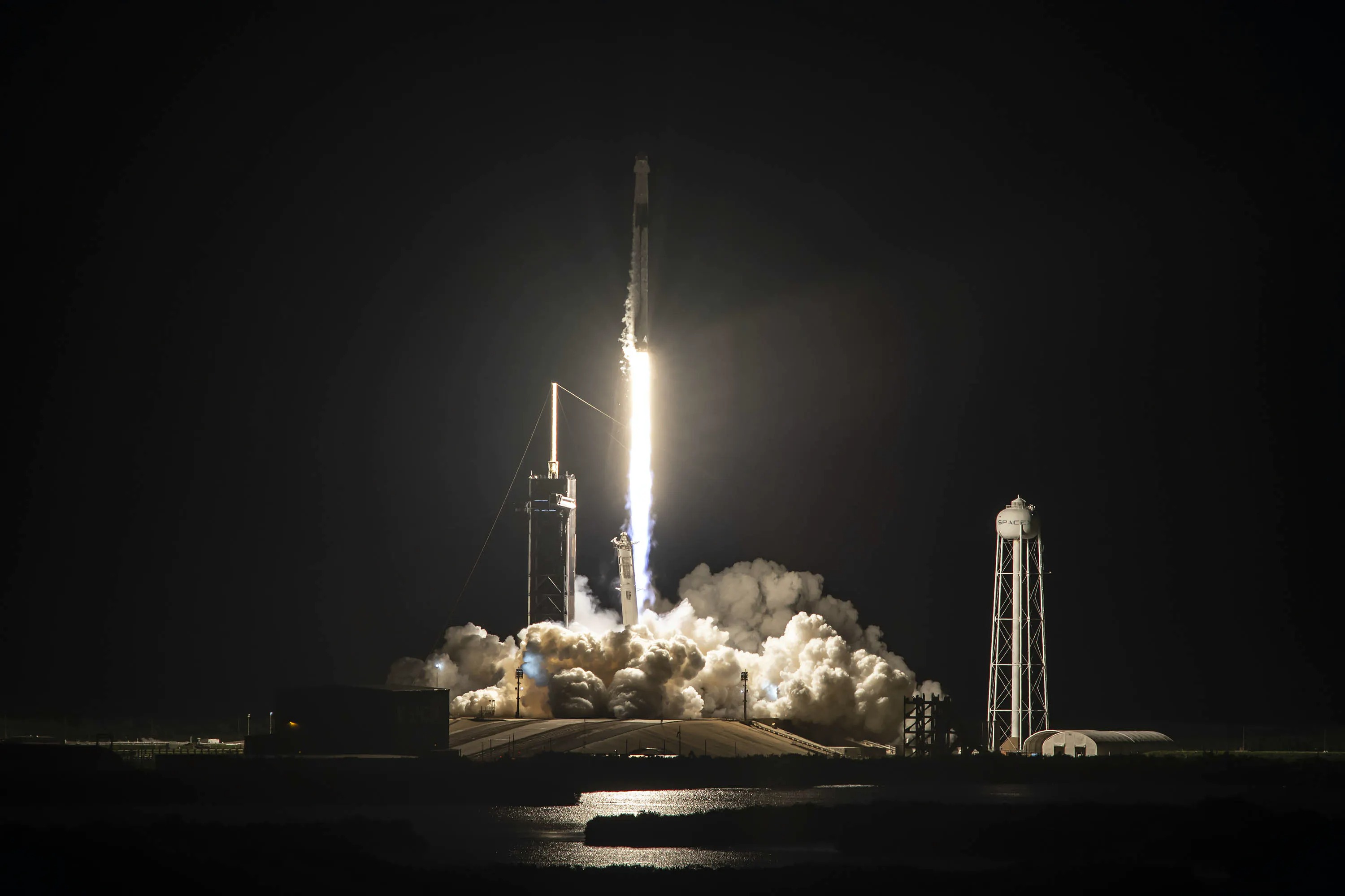 SpaceX初の民間人クルーだけの宇宙ミッション「Inspiration4」打上げ成功
