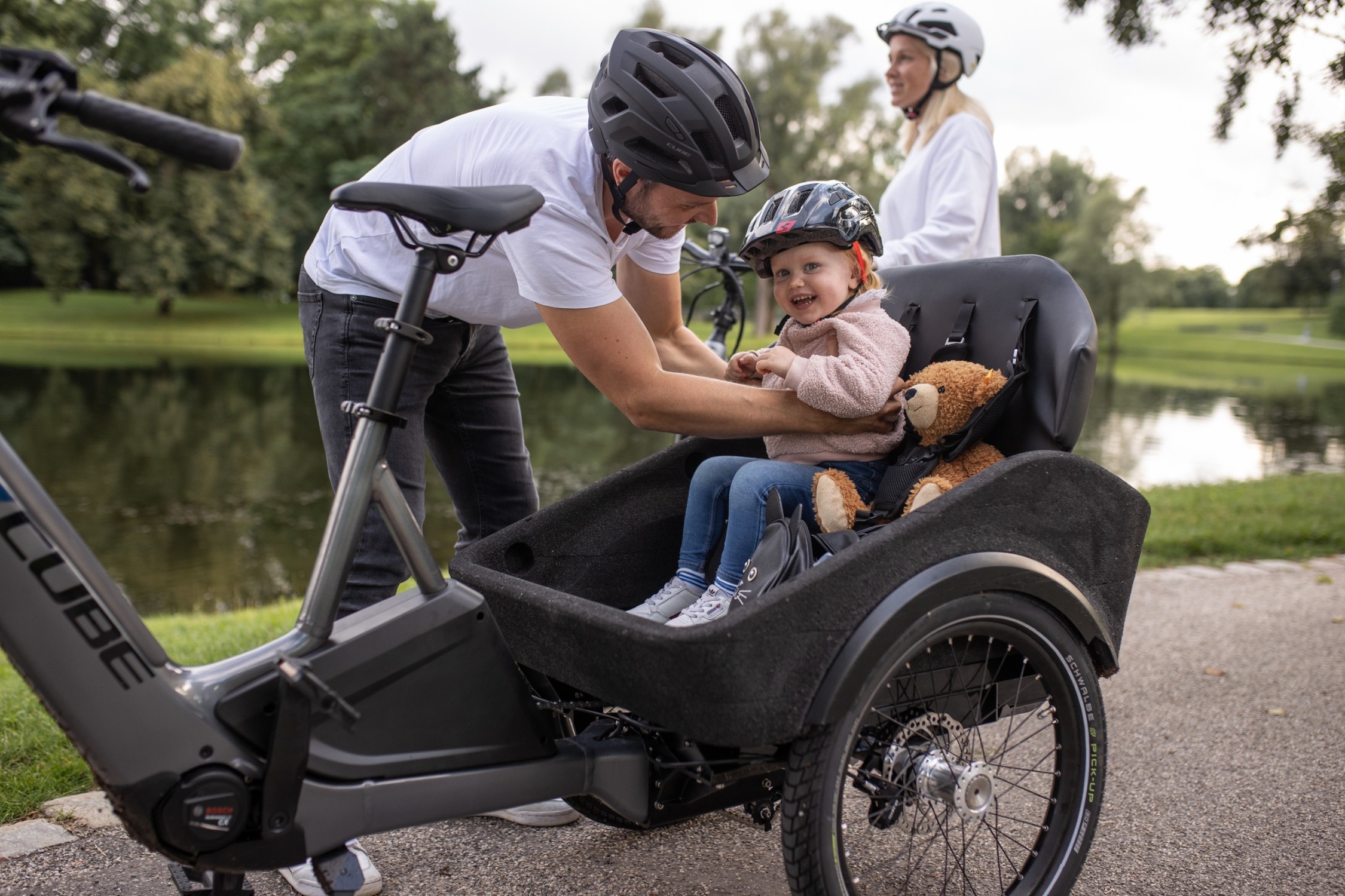 BMWが電動アシスト三輪自転車のコンセプト発表。カーブでは車体を傾けて走行可能