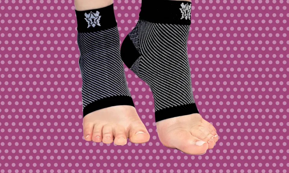 Podólogos afirman que los calcetines de compresión pueden aliviar el dolor de pies y estos están en