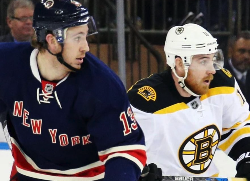 Kevin Hayes of the Philadelphia Flyers prepares for warm-ups in