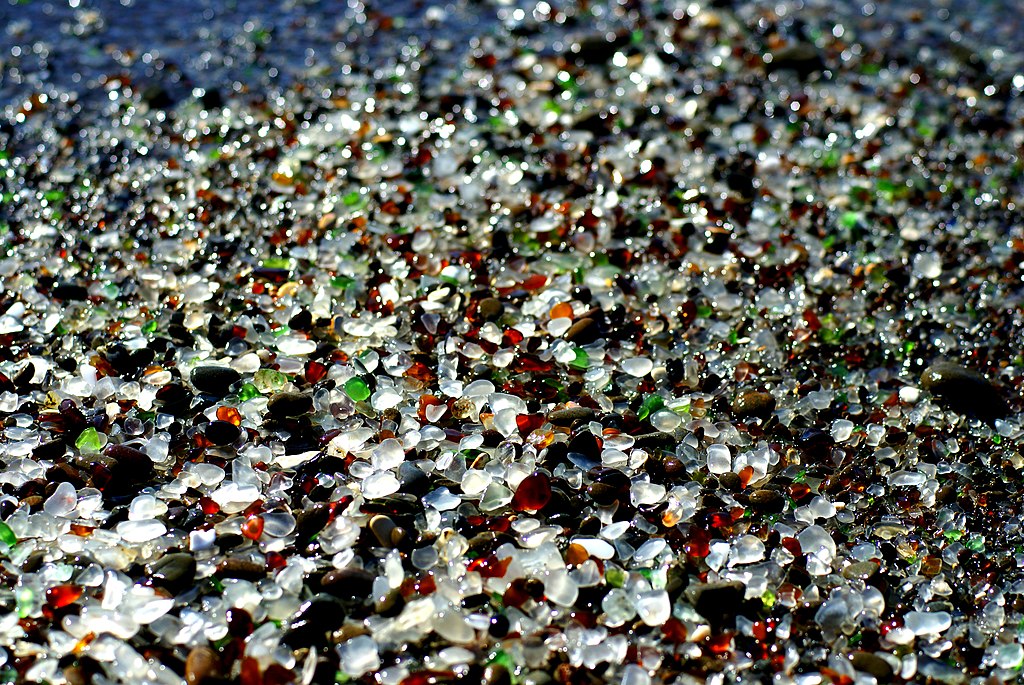 玻璃海灘 (Photo by dave ungar, License: CC BY-SA 2.0, Wikimedia Commons提供, 圖片來源www.flickr.com/photos/ungard/7975190726)