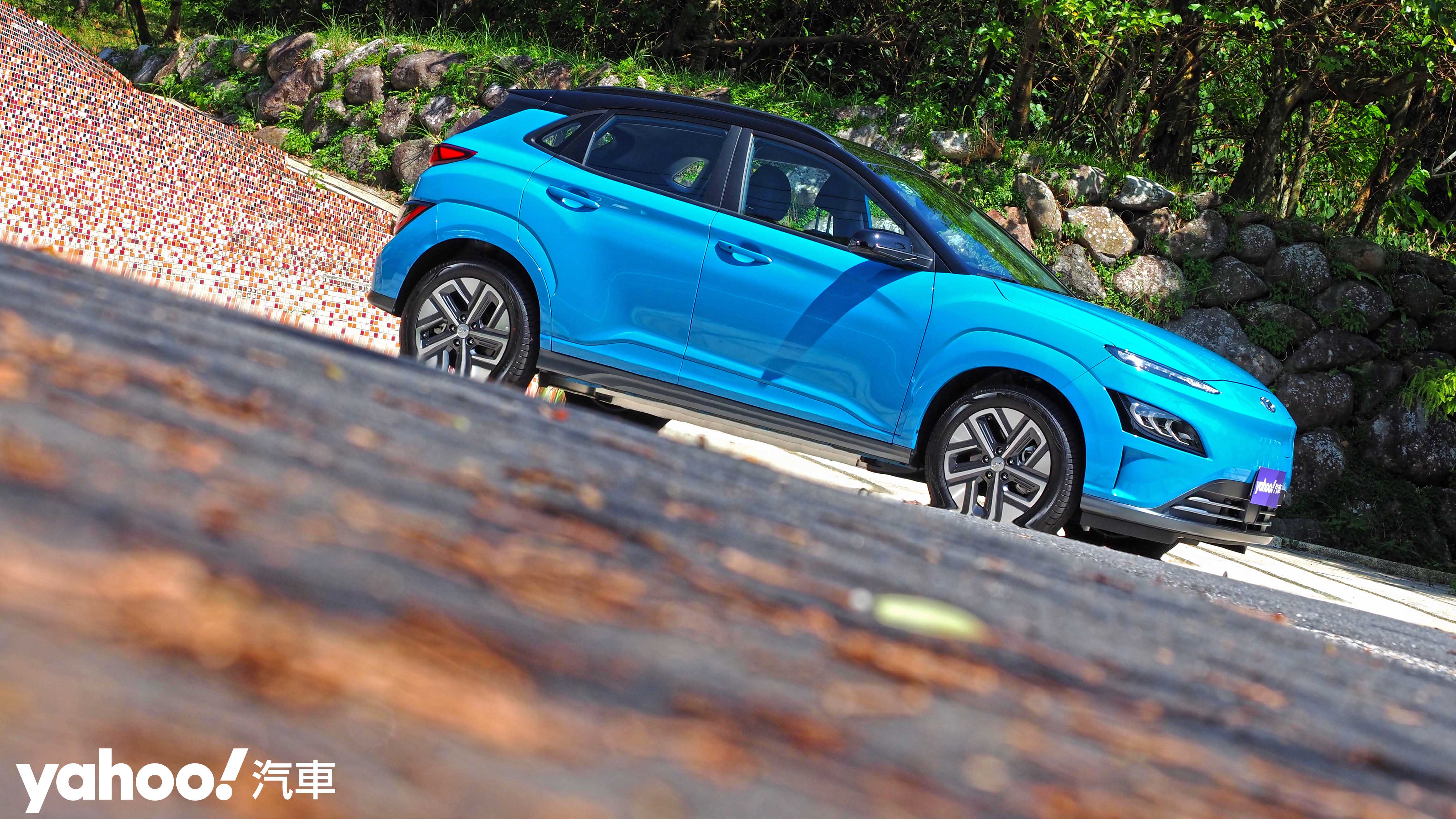 2021 Hyundai Kona Electric EV300山道試駕！換湯換藥不換碗卻又是截然不同的駕馭之道！