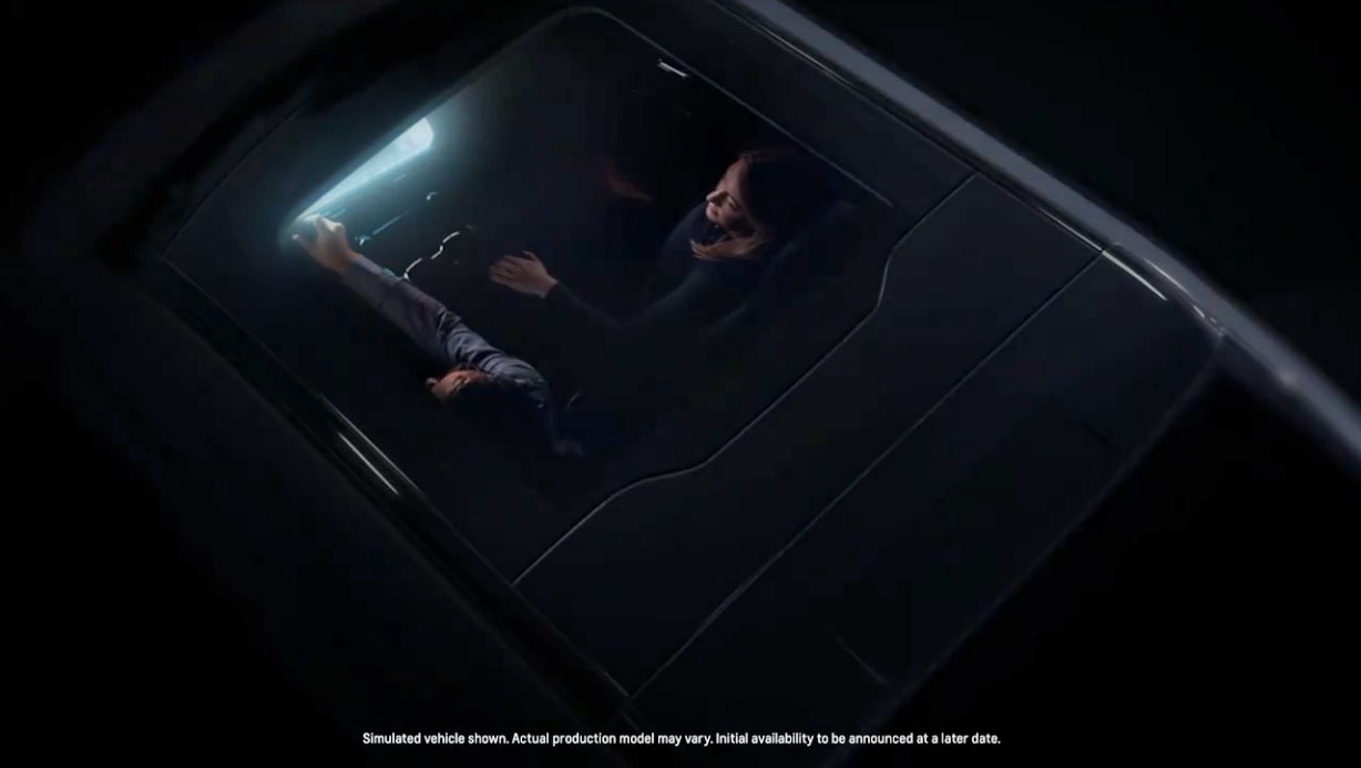 圖／由預告片可見到，Chevrolet Silverado EV將配備一大片玻璃全景天窗，以及大尺寸觸控螢幕。