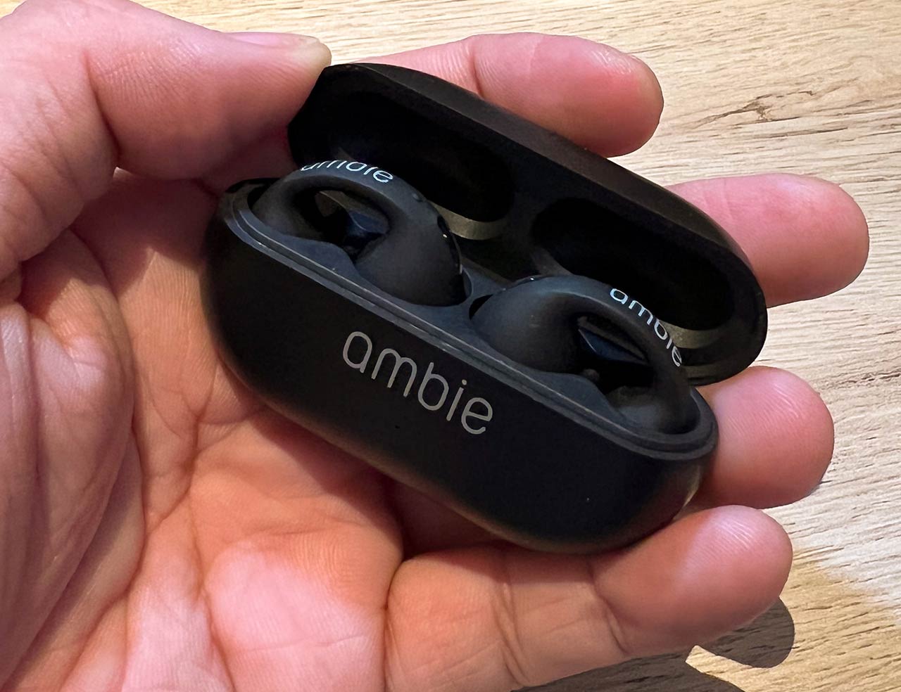 耳を塞がない完全ワイヤレスオープン型イヤホン Ambie を試す 西田宗千佳 Engadget 日本版