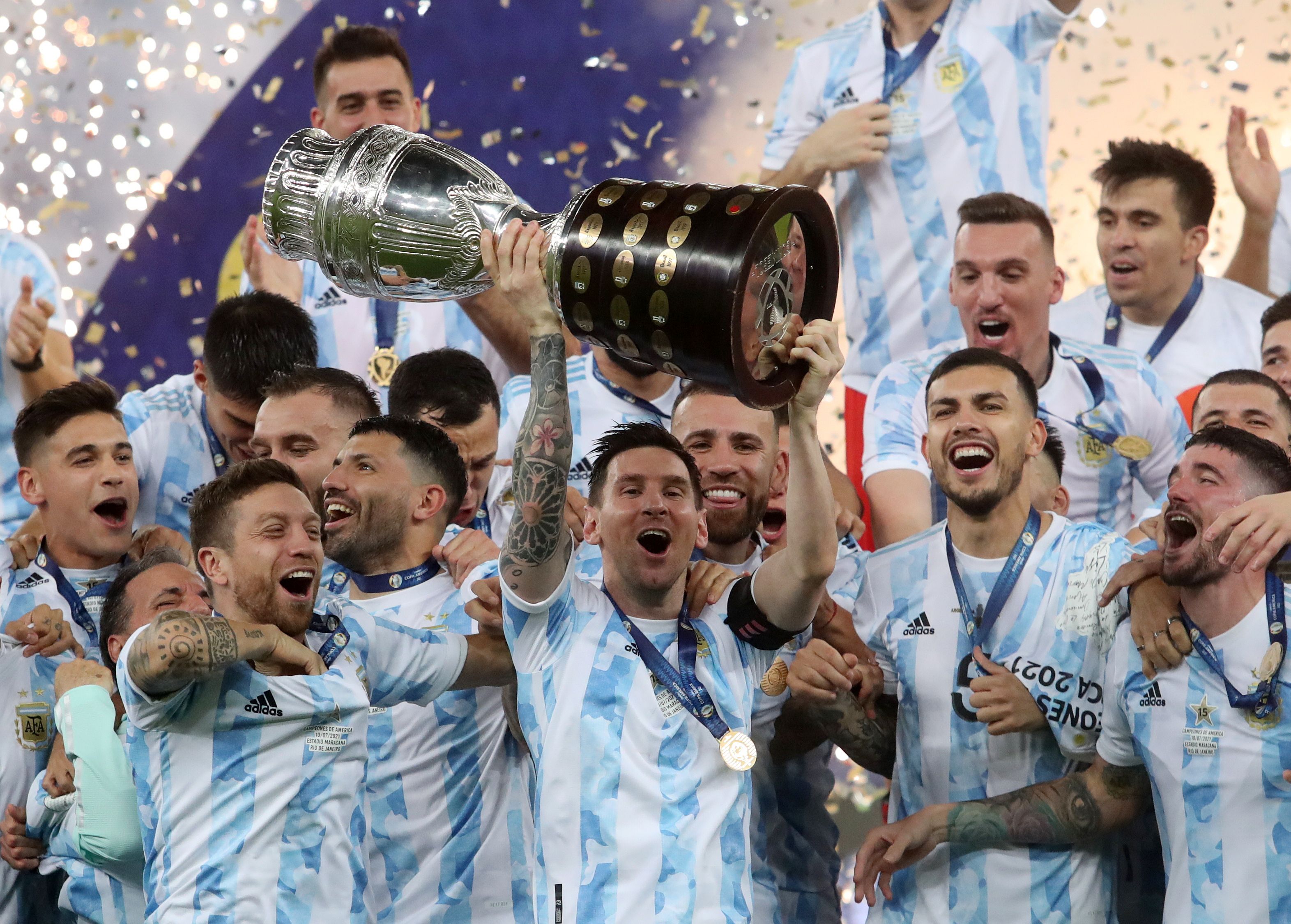 Soccer Football - Copa América  2021 - Final - Brazil v Argentina - Estadio Maracana, Rio de Janeiro, Brazil - July 10, 2021 Argentina's Lionel Messi and teammates celebrate winning the Copa America with the trophy REUTERS/Amanda Perobelli