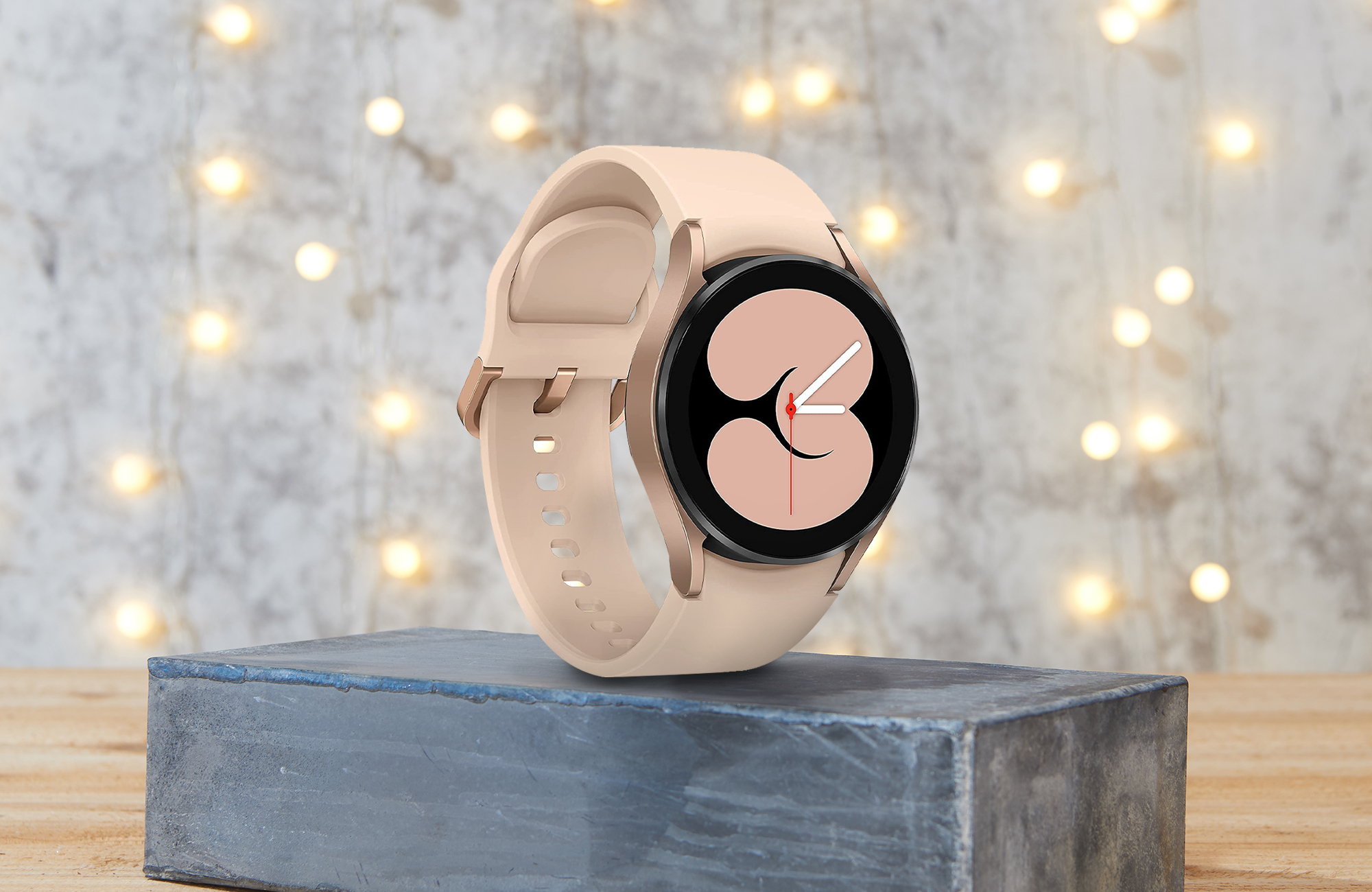 Samsung Watch 4 for the Engadget 2021 Holiday Gift Guide. 