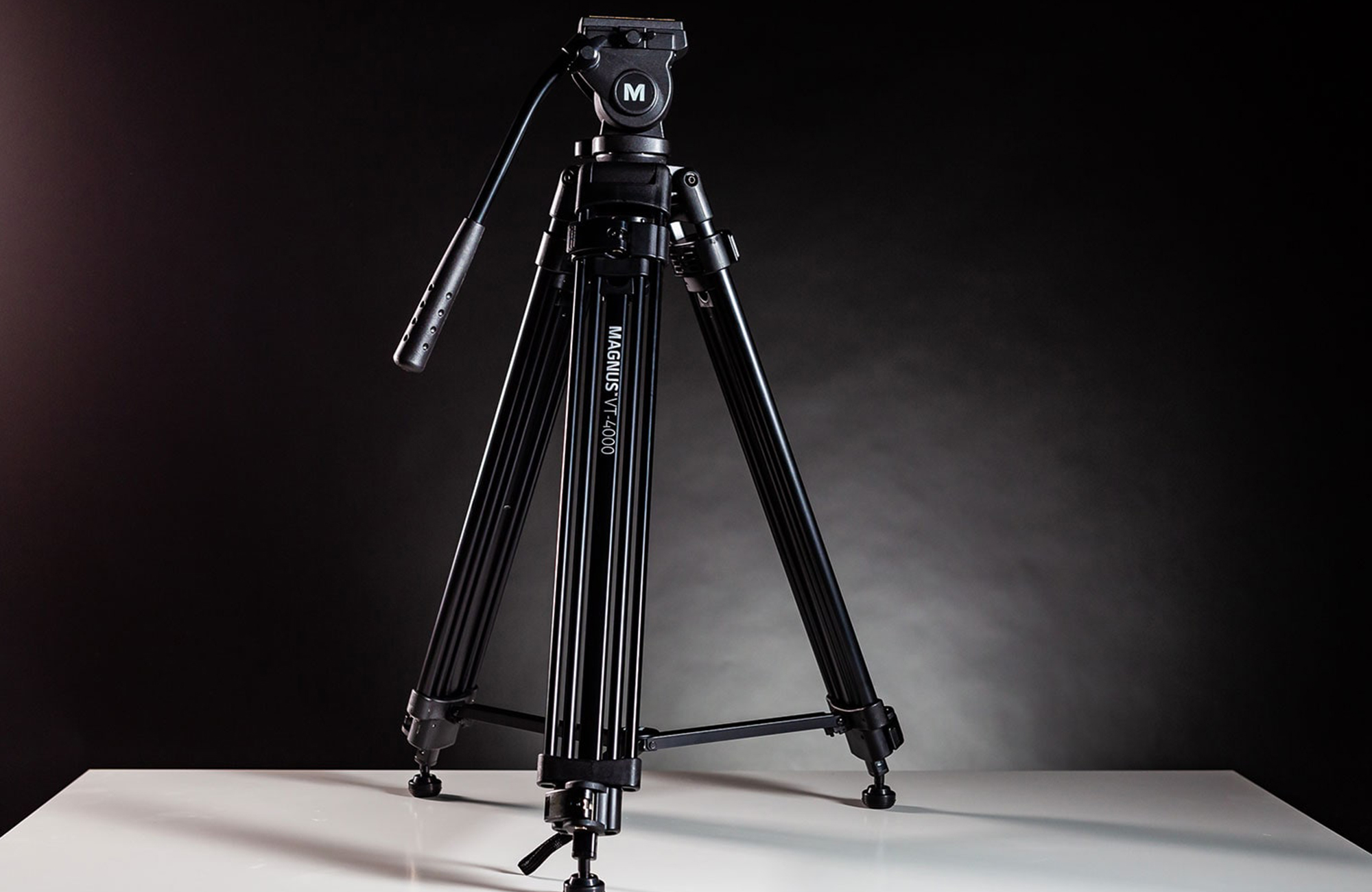 Magnus VT-4000 tripod for the Engadget 2021 Holiday Gift Guide. 