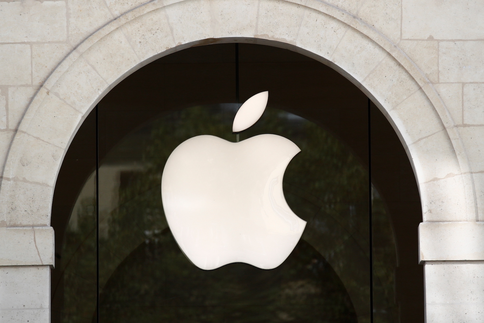 An Apple logo is pictured in an Apple store in Paris, France September 17, 2021. REUTERS/Gonzalo Fuentes - RC2LRP9AZCXJ