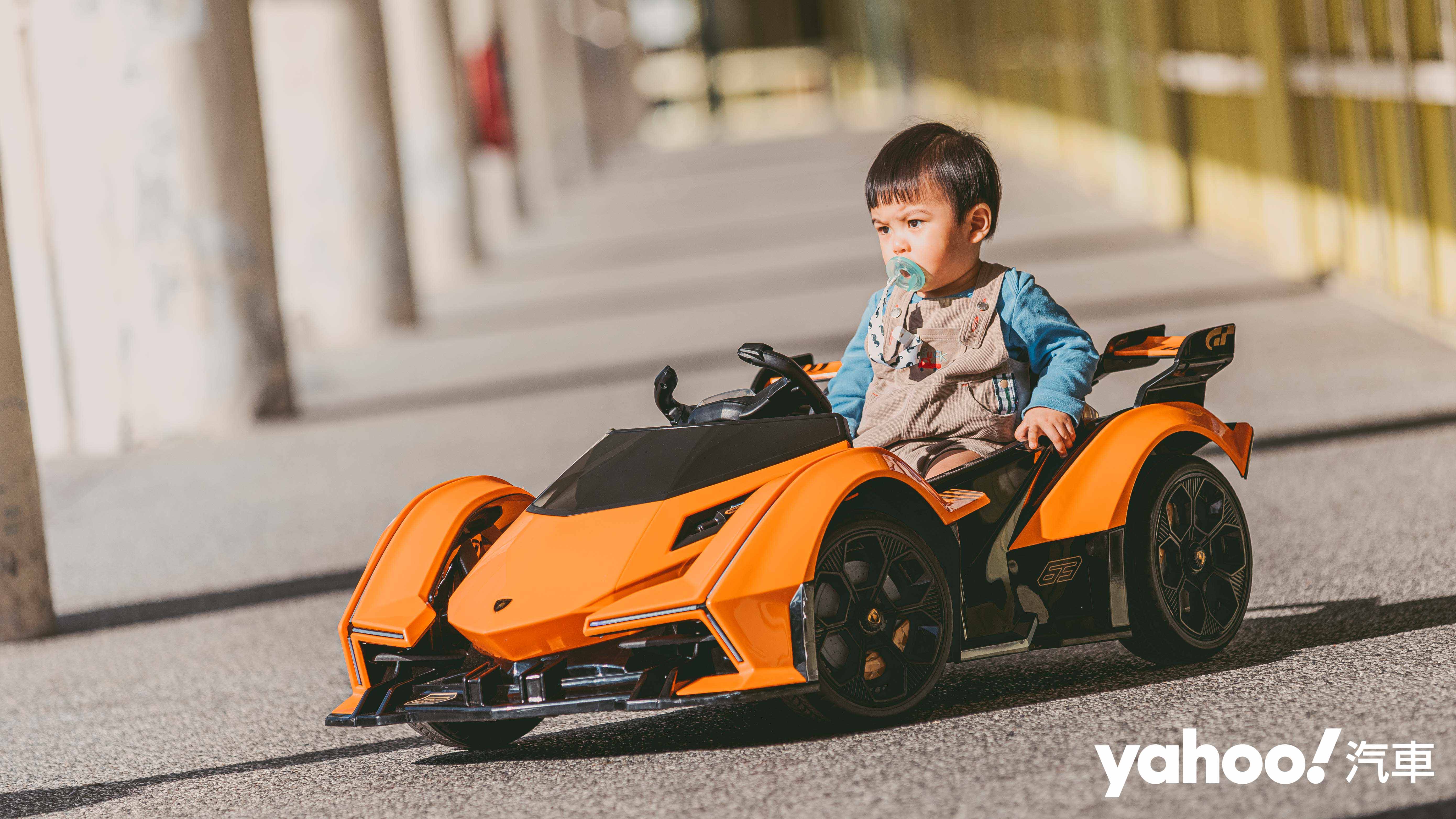 孩子的教育不能等之嘟嘟房遙控童車開箱！Lamborghini Lambo V12 Vision GT、蝙蝠車、仙杜瑞拉公主馬車