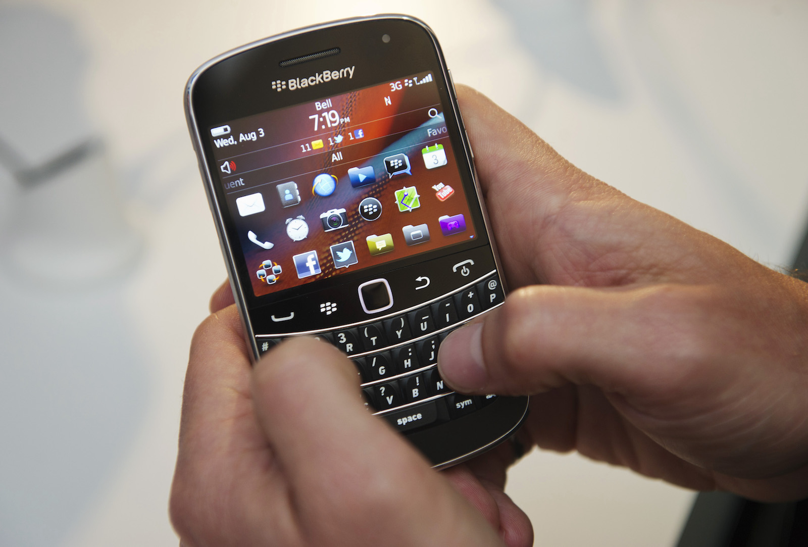 A person uses the new Blackberry Bold 9900 at a release party to promote the BlackBerry OS 7 devices in Toronto August 3, 2011. Research In Motion (RIM) on Wednesday took the wraps off two more powerful versions of its touchscreen BlackBerry Torch, aiming to buy time until it can introduce a radically new software package in its smartphones.   REUTERS/Mark Blinch (CANADA - Tags: SCI TECH BUSINESS) - GM1E7840QGC01