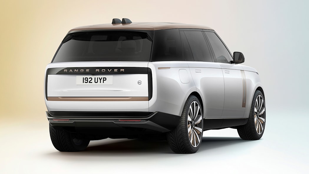 圖／2022 Land Rover Range Rover SV配備專屬五柵式水箱護罩與氣壩，車後尾門還可見到全新的白色陶瓷SV徽章。23英寸鍛造輪轂提供3種不同顏色、以及13款輪圈選擇。