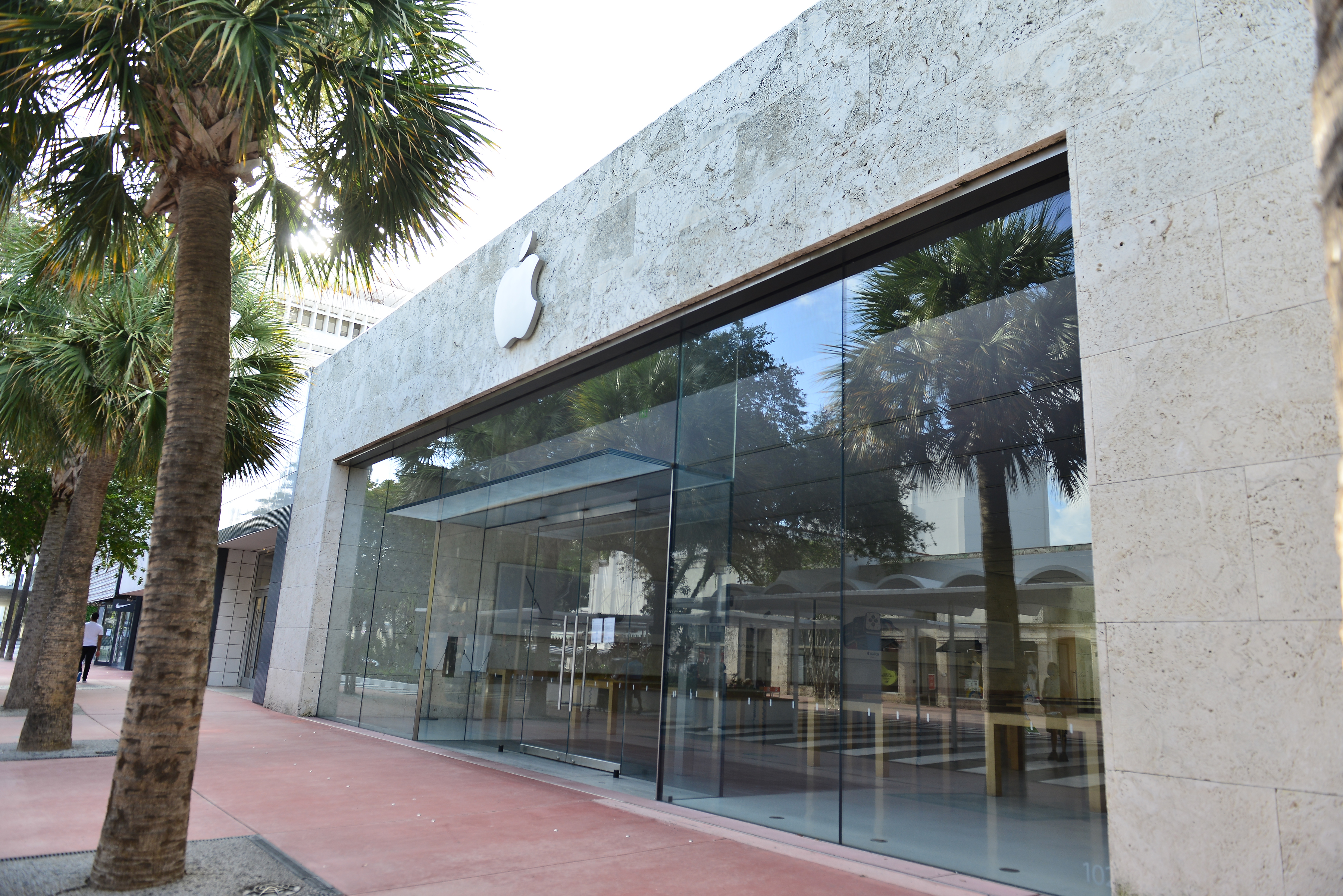 Apple closes three stores in US and Canada amid COVID-19 surge