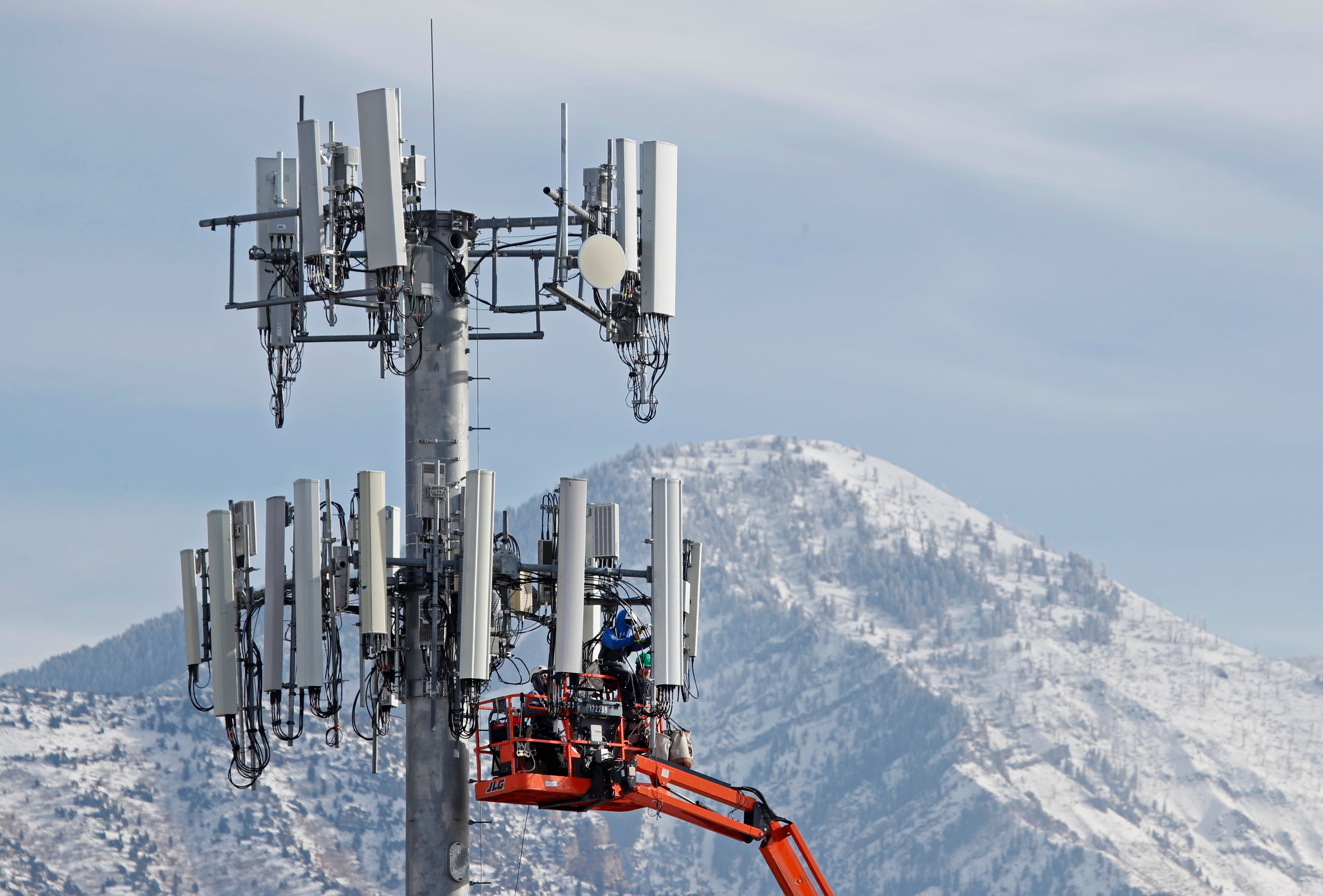 AT&T and Verizon might delay 5G expansion again over FAA concerns