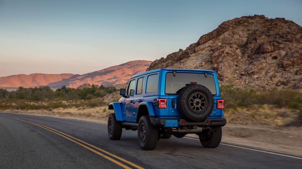 圖／2022 Jeep Wrangler外觀與前一代保持一致，採以濃烈的硬派陽剛風格，除了藍、紅、綠等色系，另外還新增銀色車漆。