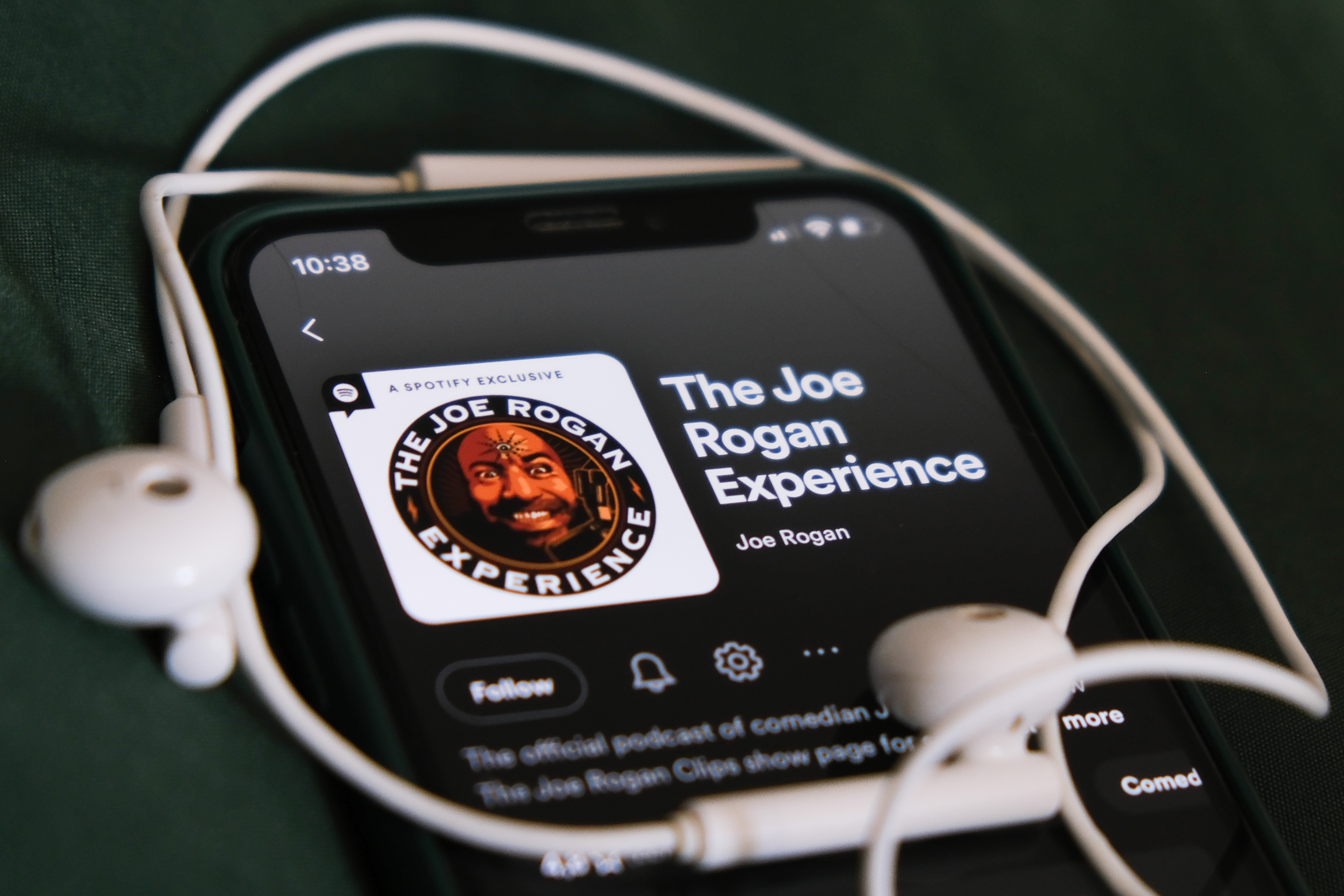 Spotify cancella oltre 100 episodi di “Joe Rogan Experience”