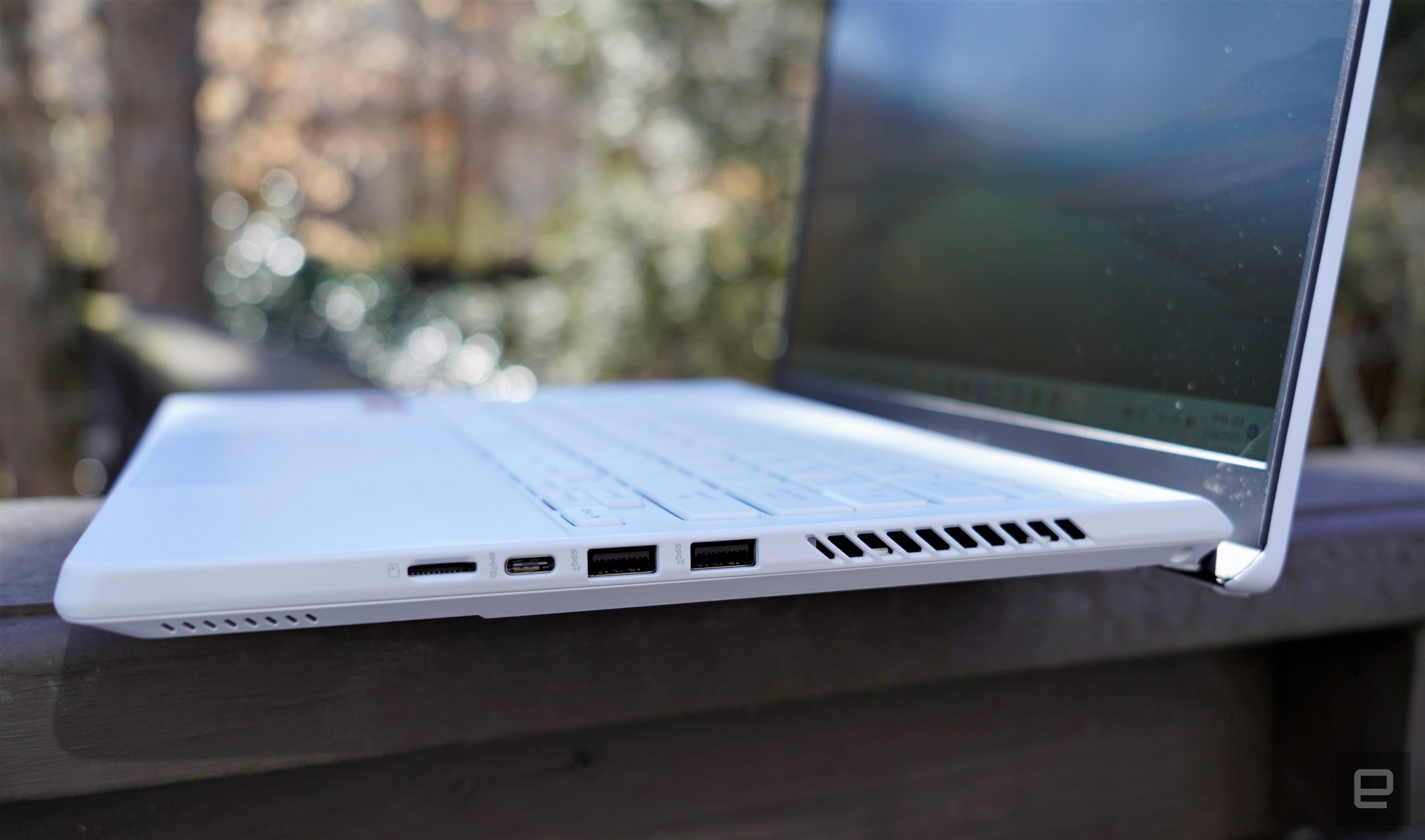 ASUS ROG Zephyrus G14 (2022) on a table side profile