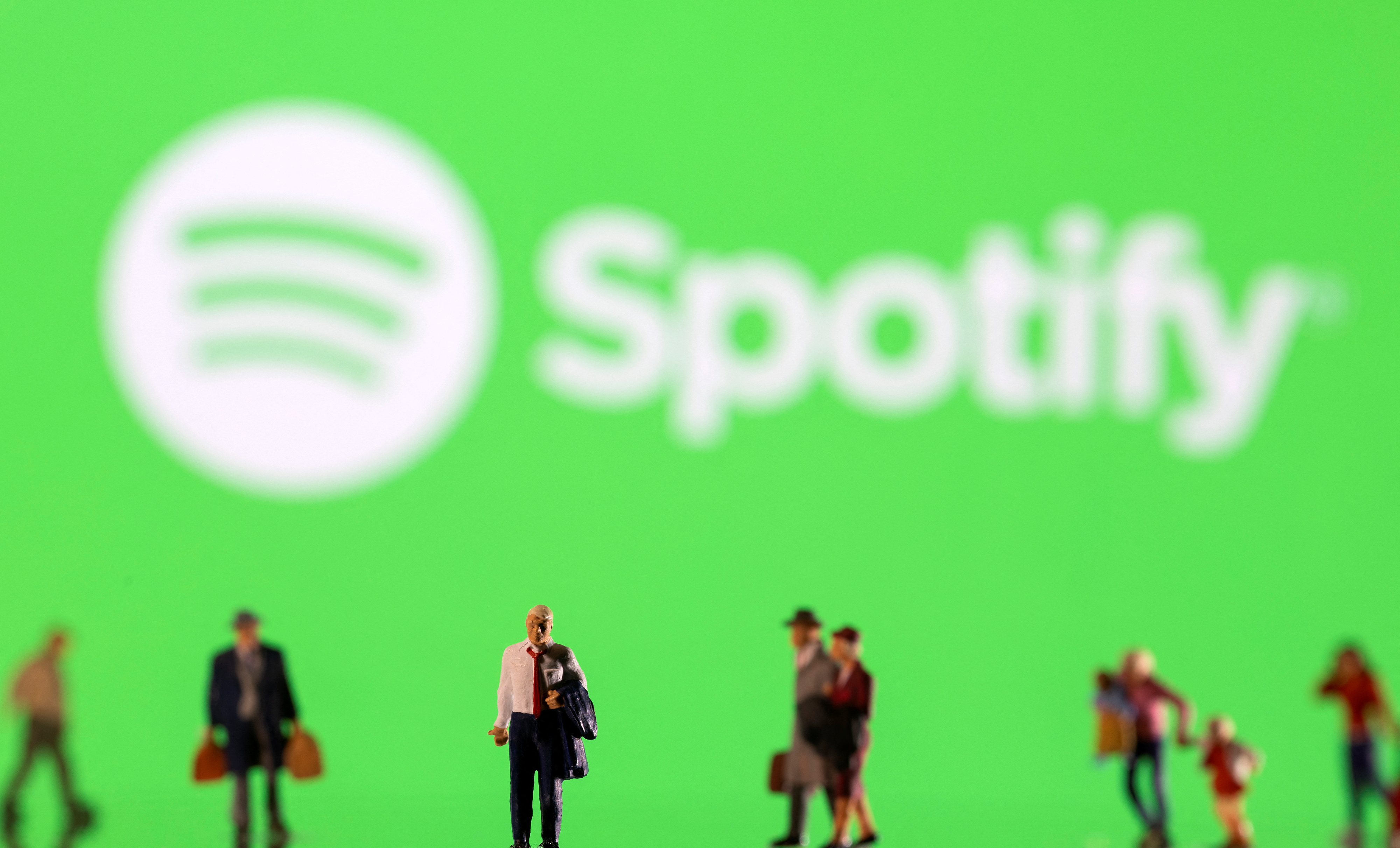 مجسمه های کوچک در مقابل لوگوی نمایش داده شده Spotify در این تصویر که در 11 فوریه 2022 گرفته شده است، دیده می شود. رویترز/دادو روویک/تصویر