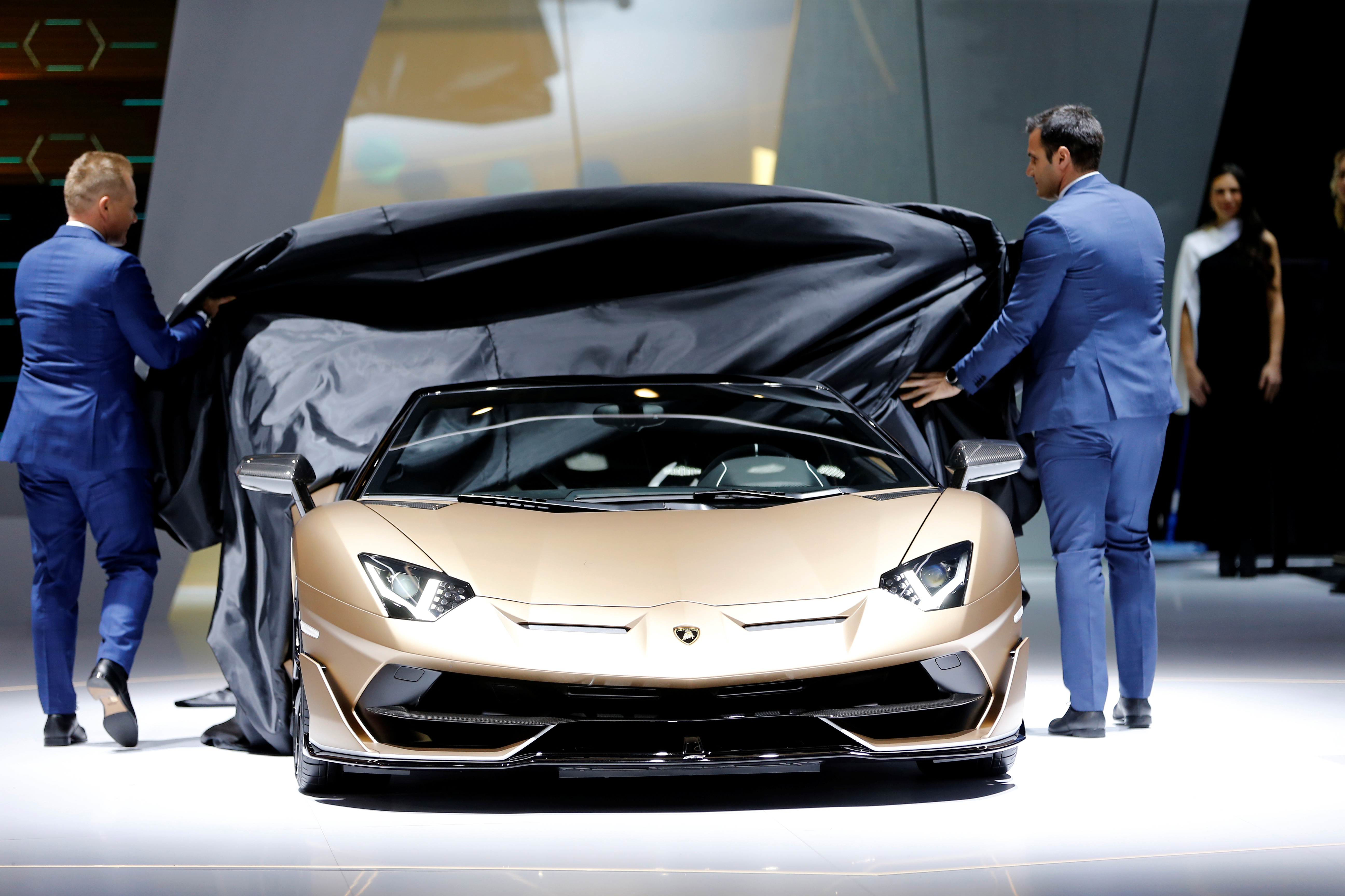 Lamborghini wants to continue manufacturing gas-powered cars into the 2030s thumbnail
