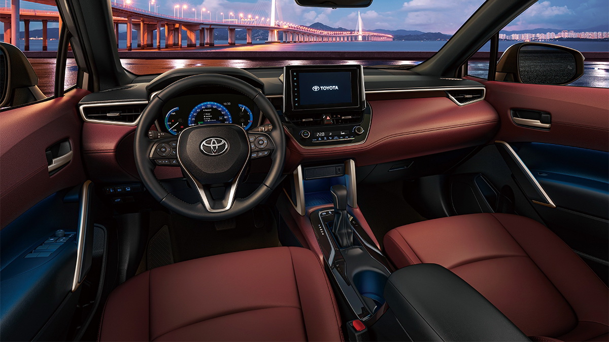 圖Toyota Corolla Cross內裝搭配挑高的車室設計，創造出舒適寬敞的乘坐空間。