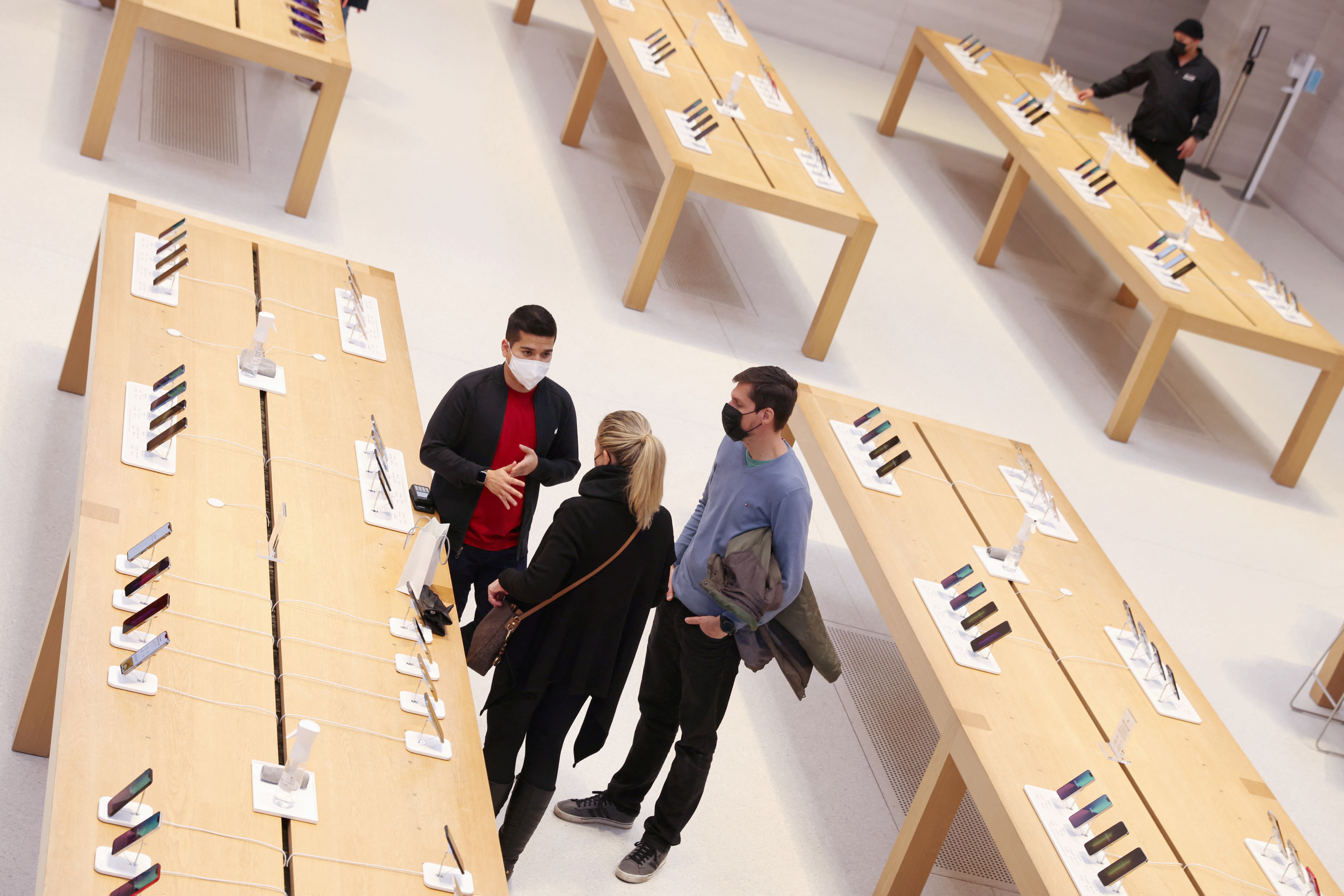 Apple reportedly increases pay for many US retail employees thumbnail