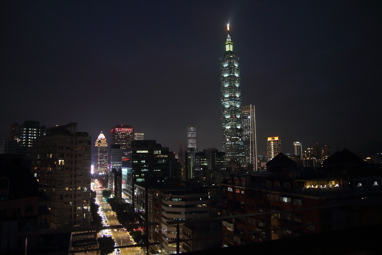 ▲頂樓有洗衣房、健身房、烤肉區，還能見到台北101。