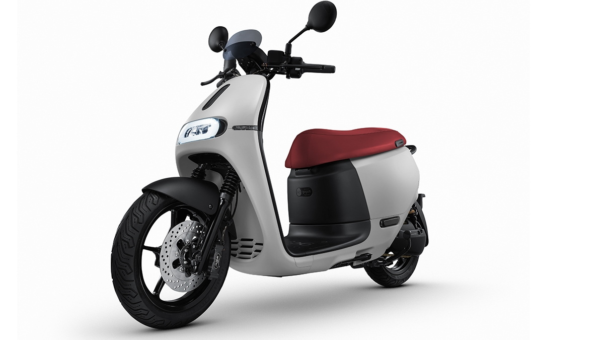 圖／2021 Gogoro 2系列S2外觀承襲自家車款簡約時尚的風格，在許多小細節也堅持以獨特方式呈現，從頭到尾展現濃濃的街頭運動風尚。