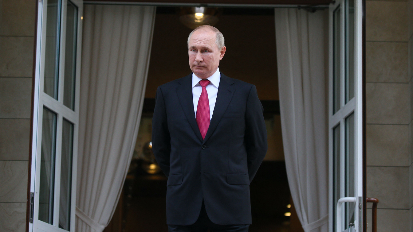 We spoke to 7 ex-CIA and Pentagon experts. Here's what they say Putin wants in Ukraine.